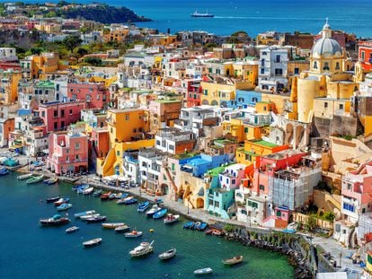 Casas en el puerto del casco antiguo de la isla de Procida, Nápoles.