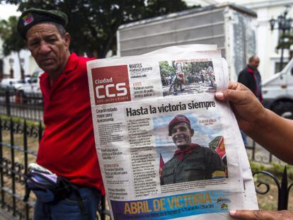 La portada de un diario hoy en los alrededores de la capilla ardiente instalada en la Asamblea Nacional de Caracas