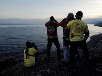 Membres de l'ONG Proactiva vigilen des de l'illa de Lesbos.