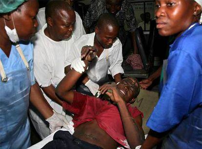 En la imagen, un herido a su llegada al hospital tras varias explosiones producidas en un gran depósito de armas de Maputo.