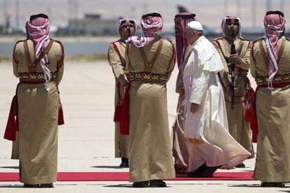 El papa Francisco camina entre guardias reales a su llegada al aeropuerto de Amm&aacute;n, Jordania. 