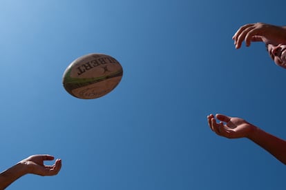 Dos jugadores de Ciervos Pampas RC pasan el balón.