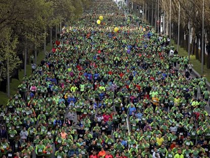 Miles de corredores transitan por el paseo de la Castellana en la Carrera contra el C&aacute;ncer