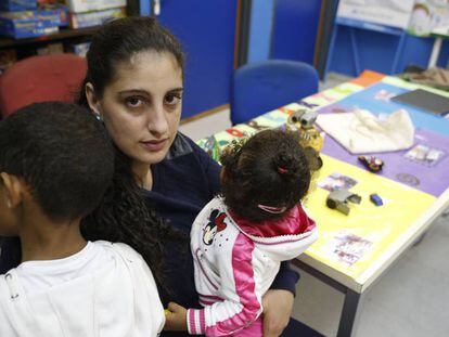 Aroa, joven madre con sus dos hijos, en al sede de Save The Children de Leganés (Madrid).