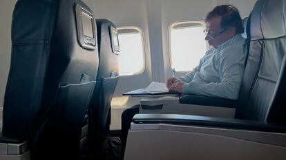 El presidente de Colombia, Gustavo Petro, revisa durante su vuelo a Nueva York su discurso para la Asamblea General de Naciones Unidas, el 18 de septiembre de 2022.