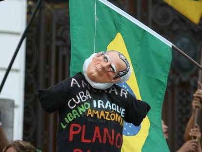 Manifestación en Río de Janeiro contra la visita de Bush.