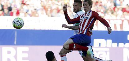 Fernando Torres, delantero del Atl&eacute;tico de Madrid, anota un gol en un partido frente al Granada.