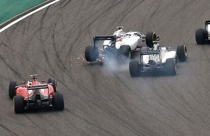 Massa y Rosberg chocan en la salida. 