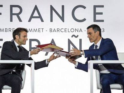 El presidente francés Emmanuel Macron junto al presidente de España, Pedro Sánchez, durante la cumbre celebrada hoy en Barcelona.