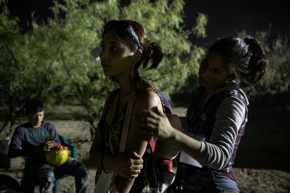 Alison (16 años), hija de Jorge Luis Martínez, minero atrapado bajo tierra, es reconfortada por su madre Carolina, durante las labores de rescate.