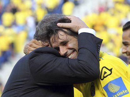 Juan Carlos Valerón se abraza al presidente del Las Palmas en su despedida.