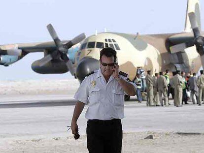 Luis Mayandía, agregado de la Embajada en Nuakchot, junto al avión con inmigrantes subsaharianos en el aeropuerto de Nuadibú.