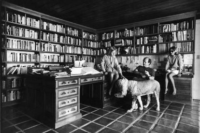 Joan Didion, con su marido y su hija en 1976.