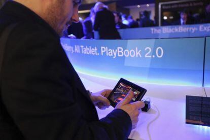 Un visitante prueba la tableta PlayBook 2.0 de Blackberry