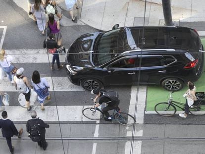 Una calle de Toronto (Canada) con peatones, ciclistas y coches.