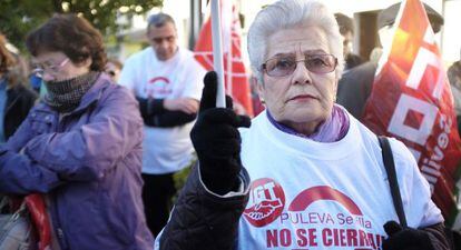 Vecinos de Alcalá de Guadaíra y trabajadores de Puleva protestan contra el cierre de la empresa.