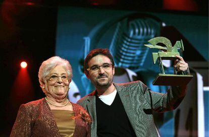 Jordí Évole recogie el premio Ondas al mejor presentador de televisión por su labor periodística en 'Salvados'.