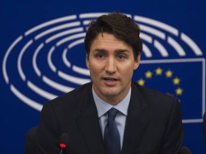 El primer ministro canadiense pronuncia un discurso ante el Parlamento Europeo en el que respalda la globalización con valores como respuesta al populismo