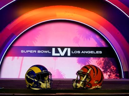 Los cascos de los Rams y los Bengals, durante un encuentro de aficionados en Los Ángeles, el 4 de febrero.