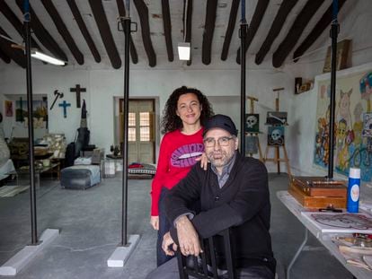 Susana Hermoso-Espinosa y Marc Montijano en el estudio de Montijano, situado en la planta superior de la casa que compraron en 2022 en Villanueva del Rosario.
