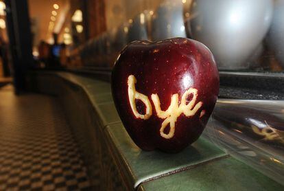 Una manzana con un adiós tallado es otra forma de despedida de los seguidores de Jobs. Esta imagen corresponde a la ciudad californiana de Pasadena.