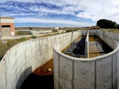 Estado en que se halla la estación de depuración de aguas residuales de Torrejón del Rey-Galápagos (Guadalajara), en una imagen del pasado 4 de junio.