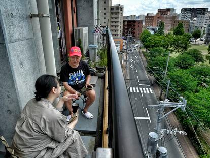 A veces, al volver a casa tras una larga jornada de trabajo, Kaori, de 37 años, se relaja en el balcón charlando con su vecino Masatoshi, de 80, mientras toman algo.