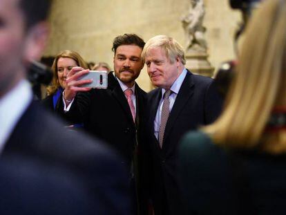 El primer ministro británico posa para hacerse un selfi en Westminster, ayer en Londres.