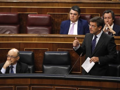 GRA063. MADRID, 05/04/2017.- El ministro de Justicia, Rafael Catal&aacute; (d), durante su intervenci&oacute;n en la sesi&oacute;n de control al Gobierno celebrada hoy en el Congreso de los Diputados. EFE/Ballesteros