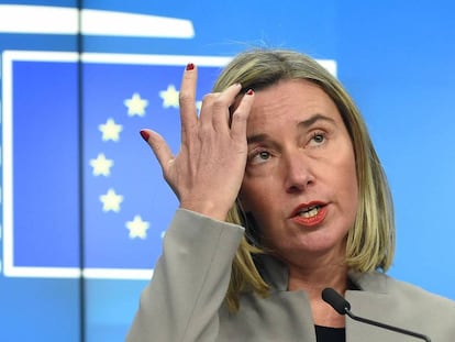 La alta representante de política exterior, Federica Mogherini, en rueda de prensa en Brusela este lunes.