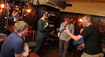 En el James Joyce Bar utilizan el teatro para practicar inglés.