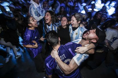 Aficionados argentinos durante la retransmisión de la final del Mundial en la discoteca Shoko, en Madrid.