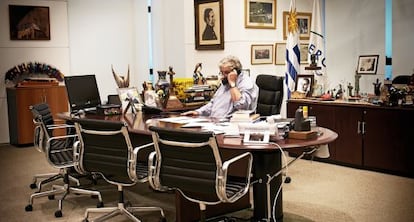 El mandatario en su despacho presidencial de la Torre Ejecutiva. “Casi todos estos regalos son chinos”, explica sobre los objetos orientales que decoran su mesa.