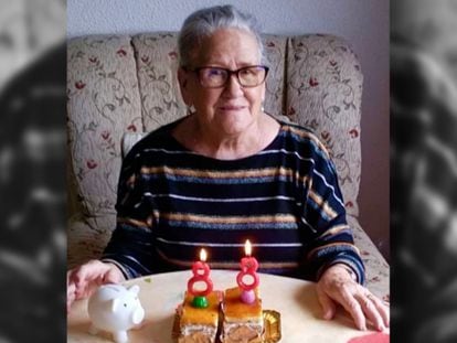 María Dolores Agenjo durante su cumpleaños este 14 de mayo. Durante más de un mes el Hospital Rey Juan Carlos rechazó su derivación, según su hija.