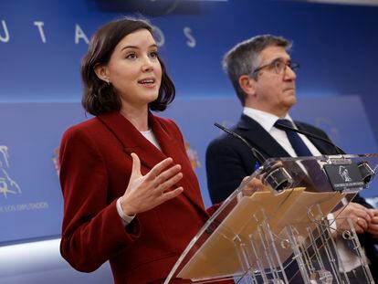 La secretaria de Igualdad del PSOE, Andrea Fernández, y el portavoz del Grupo Socialista en el Congreso, Patxi López, durante la rueda de prensa ofrecida este lunes en la Cámara baja.