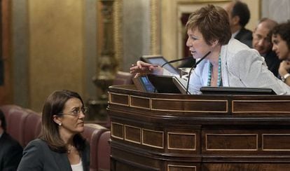 Villalobos habla con Soraya Rodríguez en el Congreso del día 18.