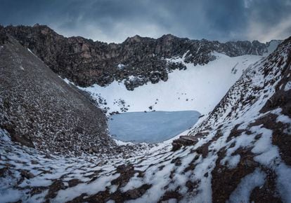 La laguna Roopkund alberga en su interior y sus alrededores cientos de esqueletos