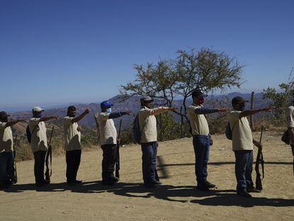 Policías pertenecientes a pueblos indígenas nahuas en Temalacatzingo, Guerrero.