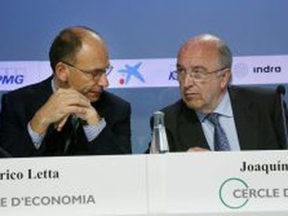 El ex primer ministro de Italia, Enrico Letta (i), conversa con el vicepresidente de la Comisi&oacute;n Europea, Joaqu&iacute;n Almunia (d), al inicio de las jornadas de la XXX Reuni&oacute;n del C&iacute;rculo de Econom&iacute;a.