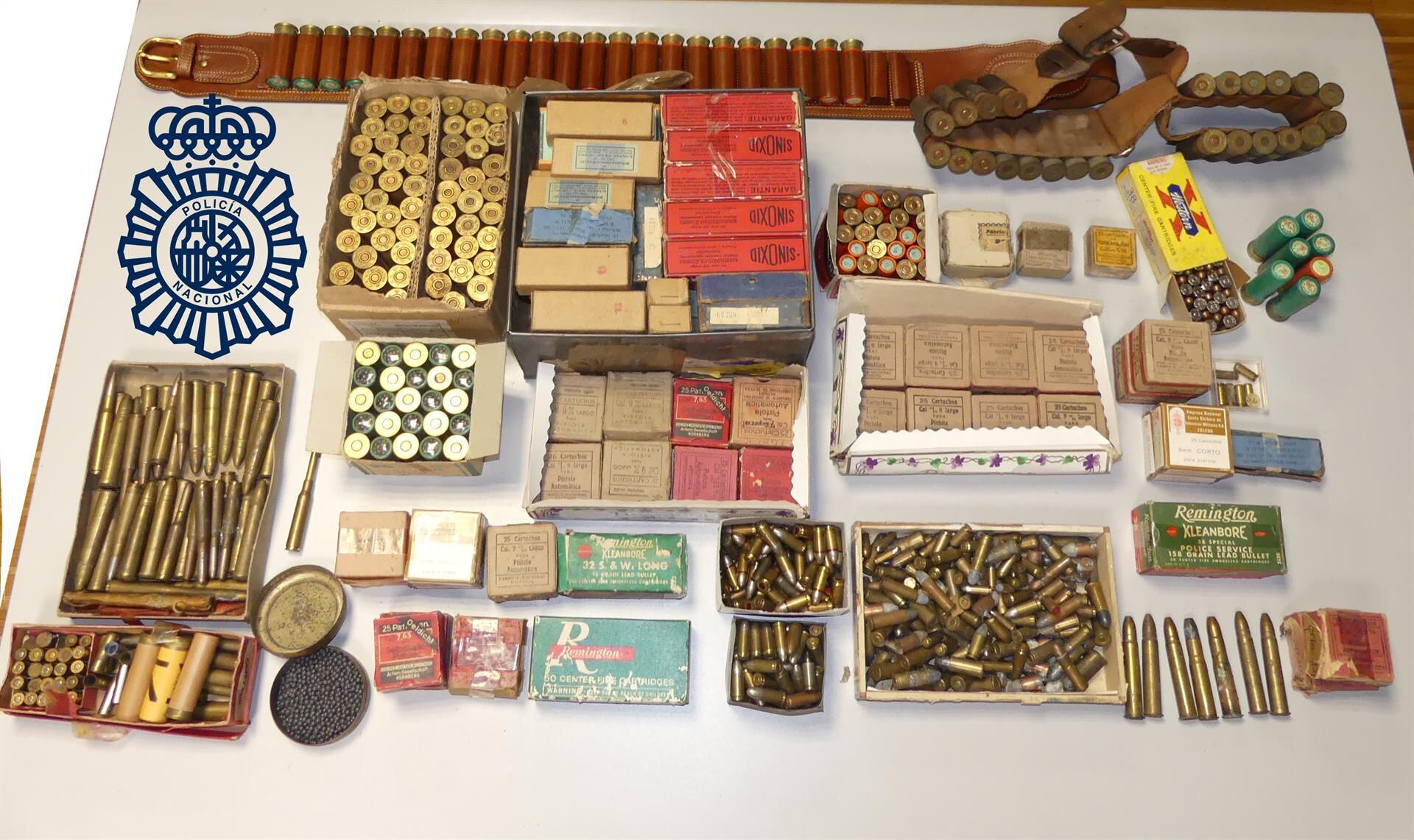 Vieja munición hallada en un trastero en Vigo, junto a una treintena de armas de fuego que pertenecieron a un militar fallecido hace 27 años.