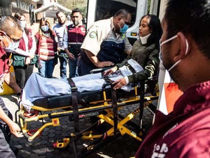 Una lesionada anónima llega en ambulancia al Hospital San Angel Inn en Chapultepec (Ciudad de México), el pasado 7 de enero.