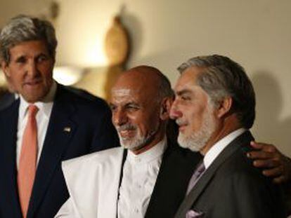 Ashraf Ghani Ahmadzai, en el centro, y Abdul&aacute; Abdul&aacute;, a la derecha, junto al secretario de Estado, John Kerry.