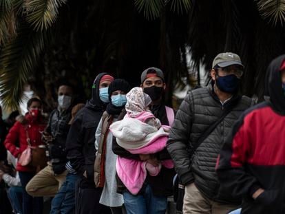 Decenas de personas hacen fila para pedir su incapacidad por covid-19 a las afueras de la clínica número 28 del IMSS, en Ciudad de México, este martes.