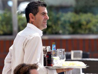 Un camarero en una terraza en Getxo. EFE/Archivo