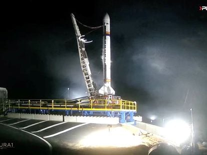 El 'Miura 1', en la plataforma de lanzamiento de Huelva la pasada noche, en una imagen capturada del vídeo de la compañía.