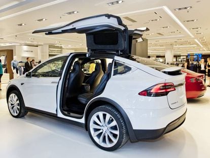 Un modelo de Tesla dentro de El Corte Ingl&eacute;s de Puerto Ban&uacute;s (Marbella)