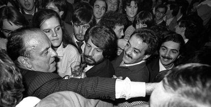 Manuel Fraga, rodeado de sus compa&ntilde;eros de Alianza Popular, en la noche de las elecciones del 29 de octubre de 1982. 