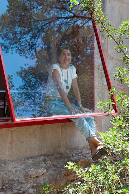 Mariana de Delás detrás de la ventana, producida junto al estudio 2Monos.