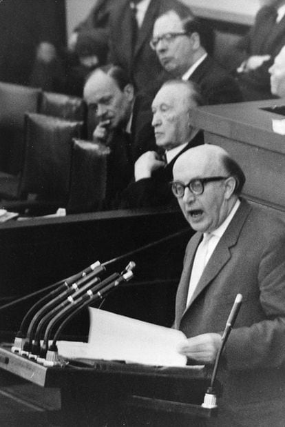 Ernst Achenbach habla en el Bundestag, en Bonn, en 1960. A la izquierda, en el centro de la imagen, el canciller Adenauer.