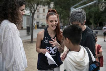 Ari Geli autographs a child on a basketball court in the Raval neighborhood (Barcelona).
